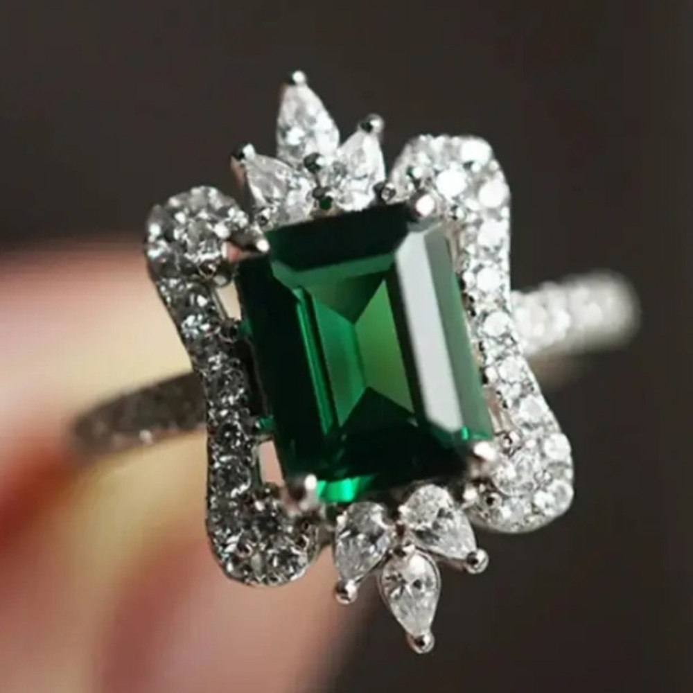Emerald Green Gemstone 9.25 Sterling Silver Ring